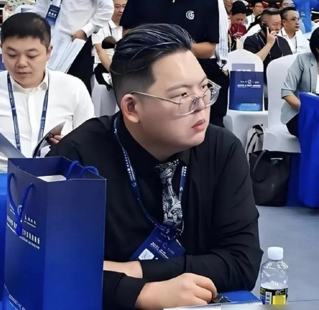 面对这样一个家庭的危险分子向家决心采取极端措施，向太决定彻底封锁他的vx，将这