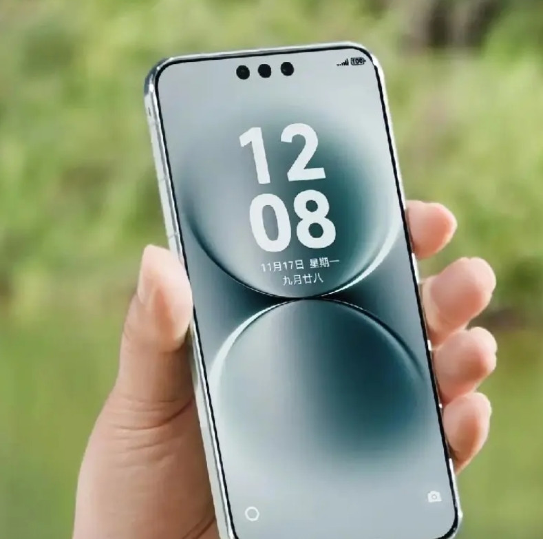 余总手握Mate80ProMax，正面屏幕观感还是不错的，有几个点不难看出，真