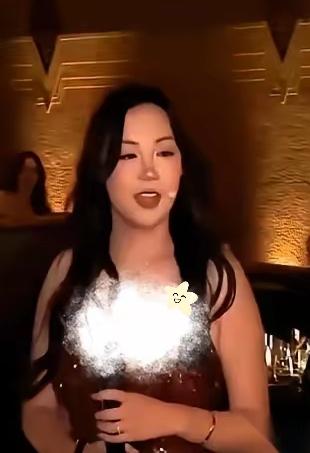 “我晚上教你怎么用。”就这一句话。一个美国网红，穿着一身中山装，在颁奖台上对