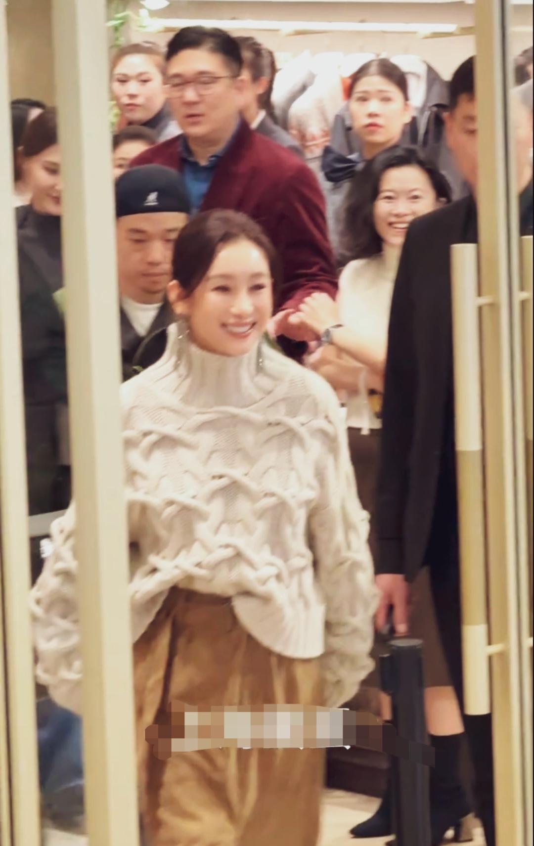 怎么回事，越来越漂亮啦，越来越年轻。气质好，穿搭好，骨子里透出的优雅！#秦海璐#