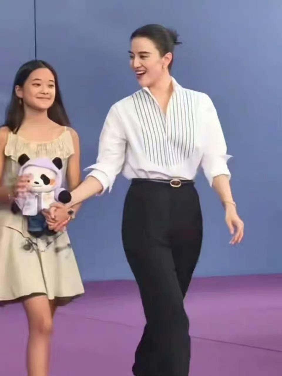 宋佳：快快，刚才台上听见你谢我，我心里特别暖。曾慕梅：佳姐，真的要谢谢你。拍