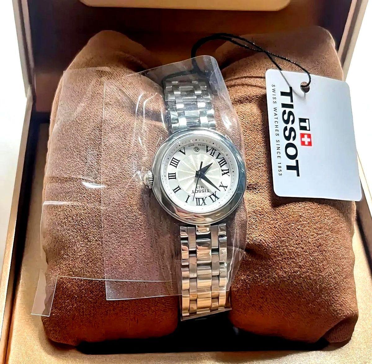 天梭戴手上，没人多看一眼。劳力士一抬腕，饭局话头全来了。不是表走得准，是人想