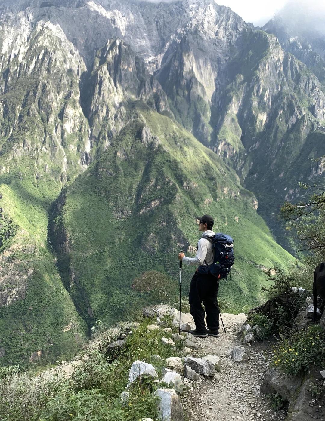 世界十大徒步路线|虎跳峡✅视觉盛宴：左手哈巴雪山，右手玉龙雪山，脚下金沙