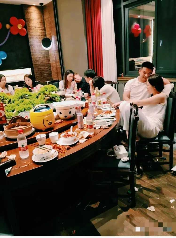 同学聚会，还是不要拍照。要不然，那就……