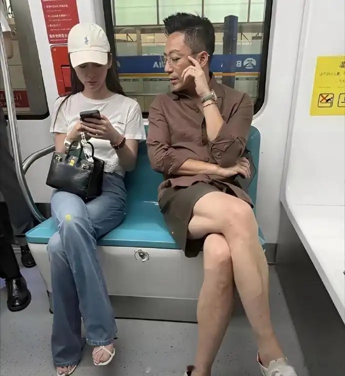 汪小菲和马筱梅背十几万的包，居然座这么廉价的地铁