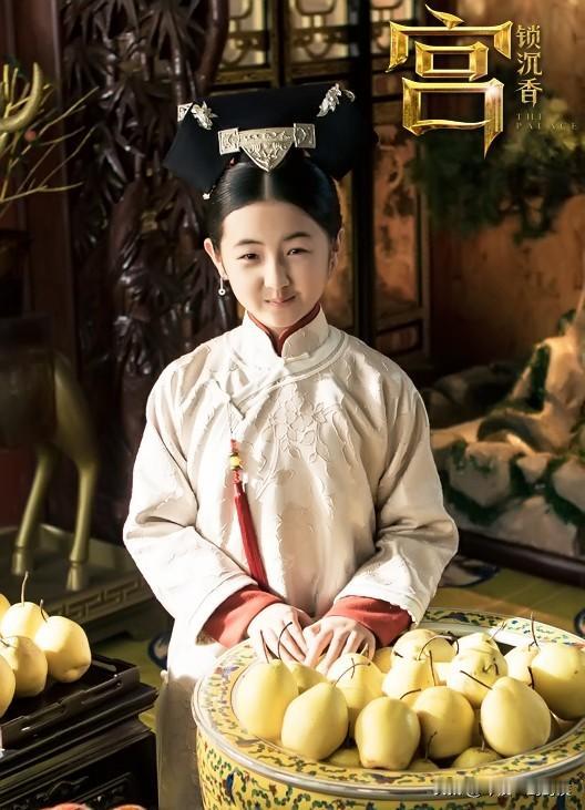 张子枫和赵丽颖，当年曾经是《宫锁沉香》的两朵小花，张子枫是女主，赵丽颖演配角，演