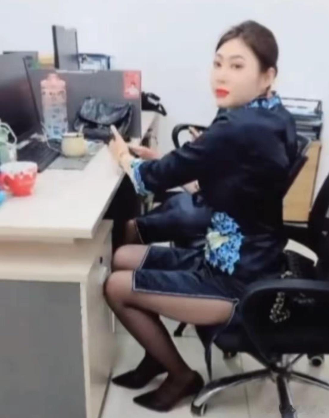 不懂就问，这是什么公司的制服？有点像满清官服，不像空姐。