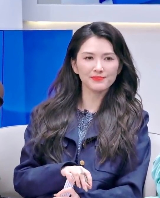 徐洁儿一公不是垫底看过完整舞台就能明白，她的唱跳默契、情绪表达都很到位，实力远