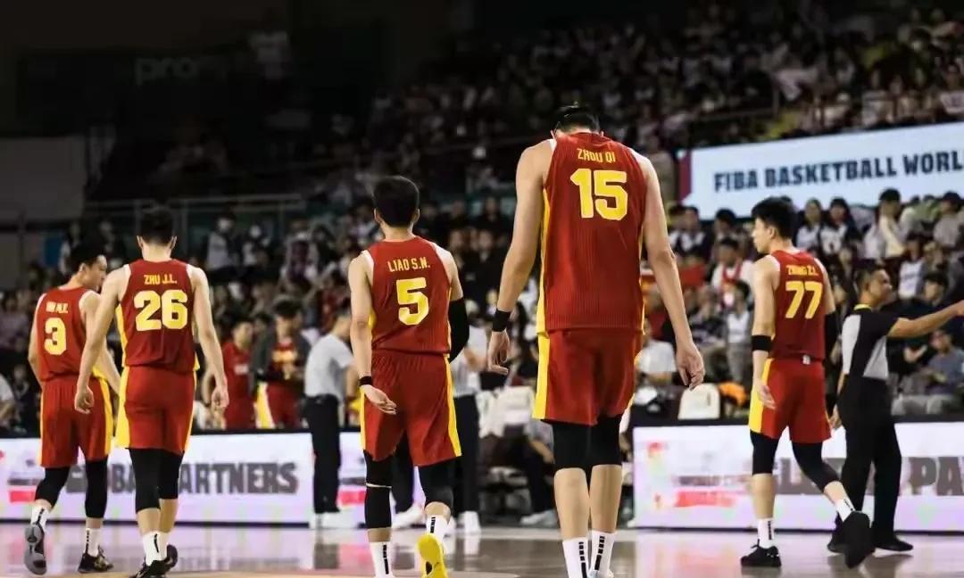 关起门开了两个小时的会议！我想这是中国男篮需要面对和解决的问题！世预赛中国男篮