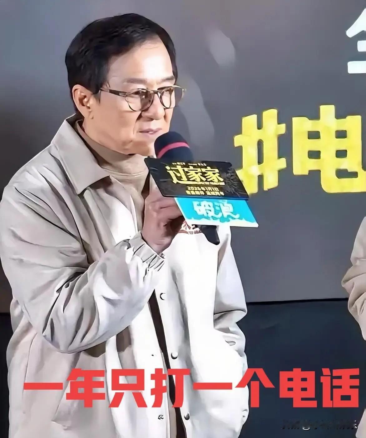 难怪71岁的成龙还在拍戏并不是他是放不下热爱其实看他儿子房祖名的状态就懂