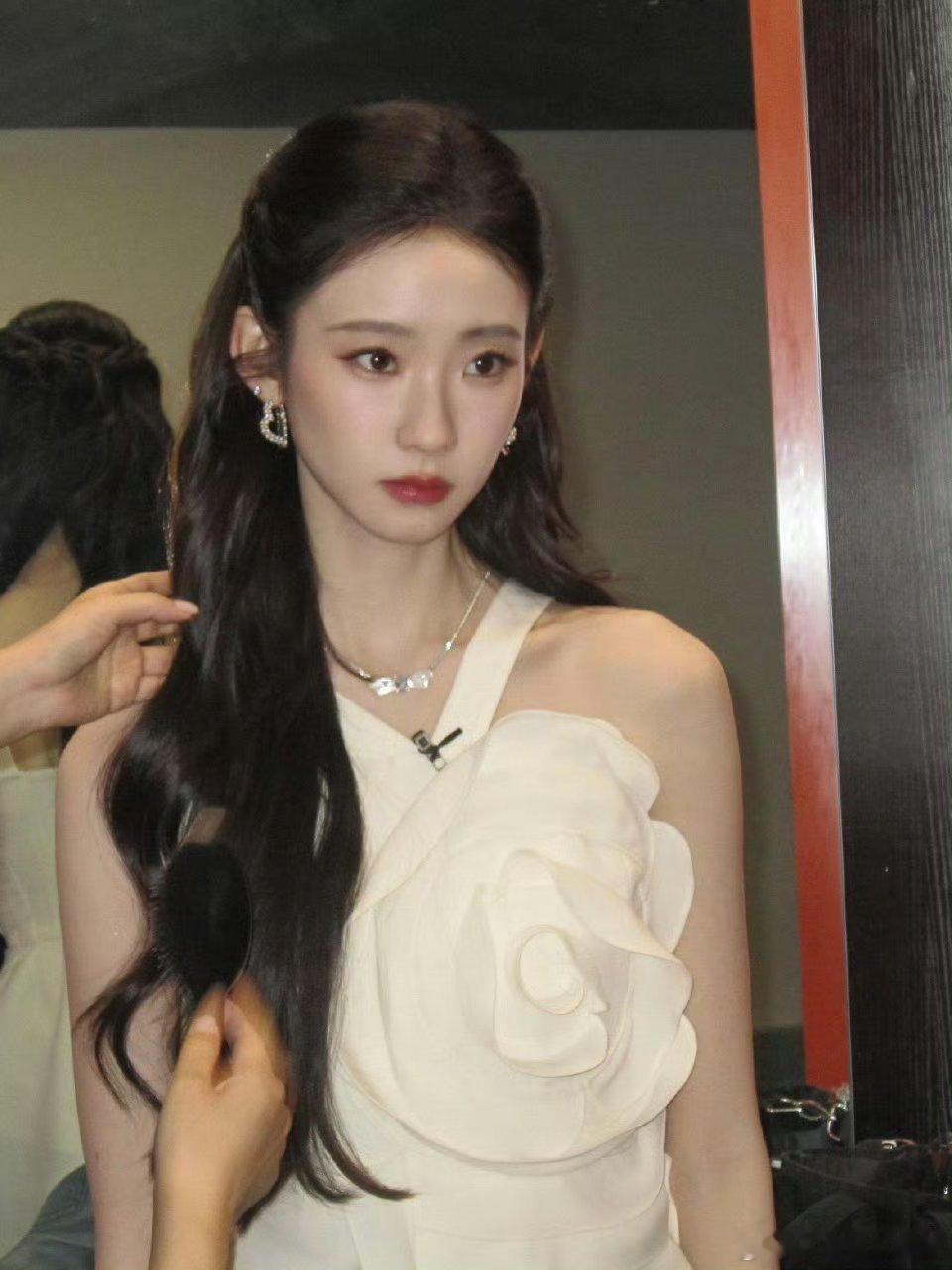 温柔坚定有力量，可爱灵动不敷衍，认真超迷人张艺凡这里不让睡觉张艺凡忍不住化身一条