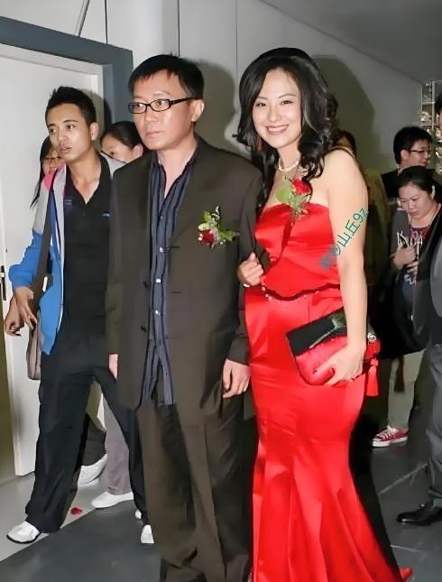 2010年，沈傲君怀孕6个多月时，外交官老公出差了，一天晚上有人敲门，她开门，是