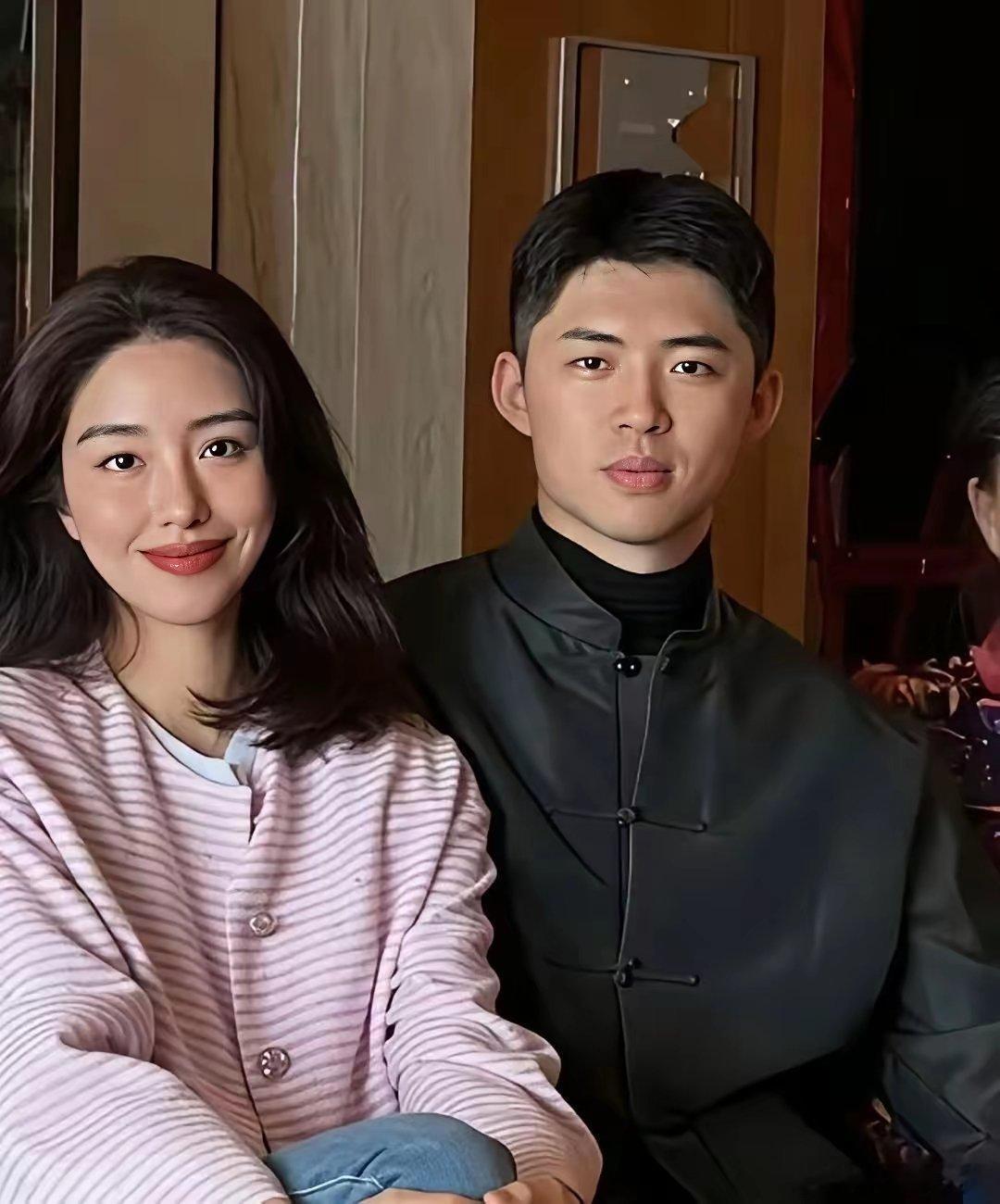 这是杨采钰跟她老公张向荣——福建金鹿集团第三代继承人的全家福，婆婆跟小姑子也在里
