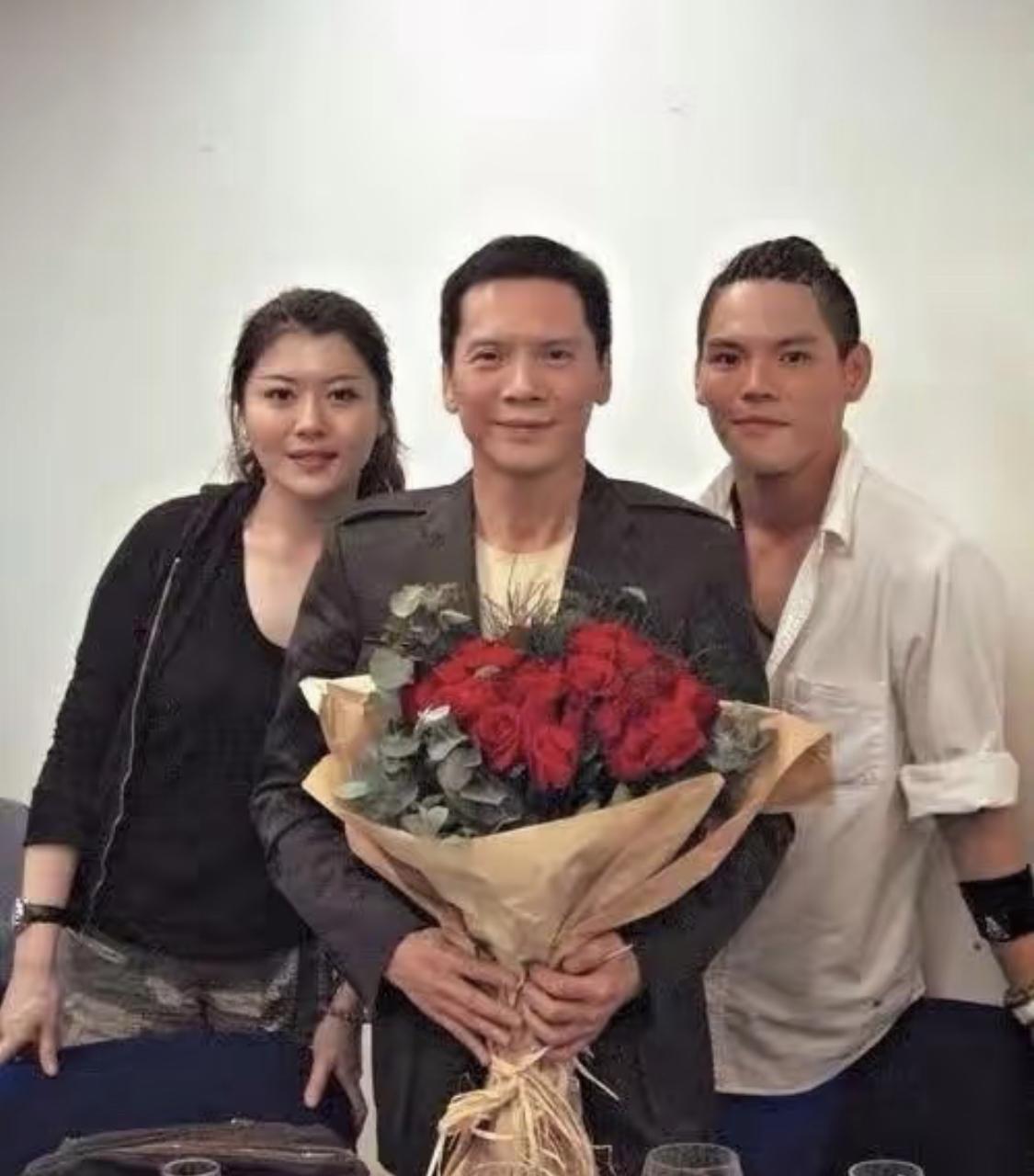 向家懂珠宝的不止向太，还有向华强的女儿向咏恒，向咏恒曾经被称为珠宝女王。单从