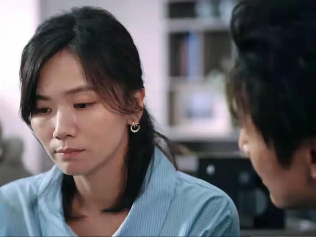 追剧《利剑·玫瑰》播放到第26集，剧情很精彩，可以说是扑朔迷离。大家都在猜这个