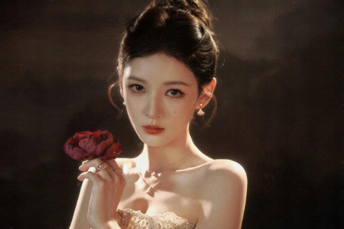 冬日国剧盛典，张予曦一袭缀满绿意刺绣的鎏金抹胸礼裙惊艳亮相，裙身碎钻在光影里流转