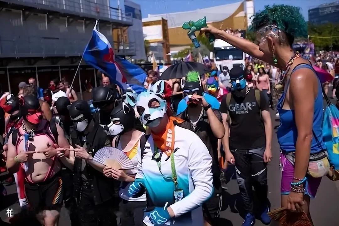 ✨德国很多事做得大离谱✨✧德国总人口是8400万，过去20年，德国引进净移