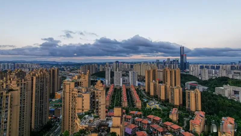 贵阳楼市：1‑8月板块数据很直观：阅山湖从1.2万跌到1.1万，每平下跌10