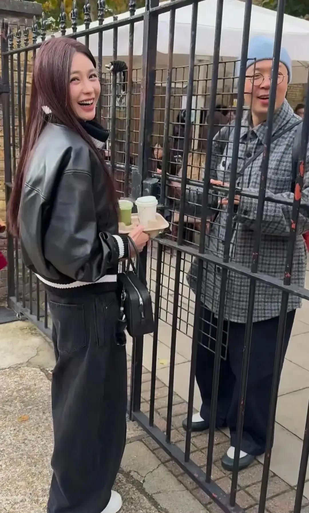 沈梦辰在英国，接游学的杜海涛放学！杜海涛这一身打扮亮了，蓝色的帽子，老人款的小皮