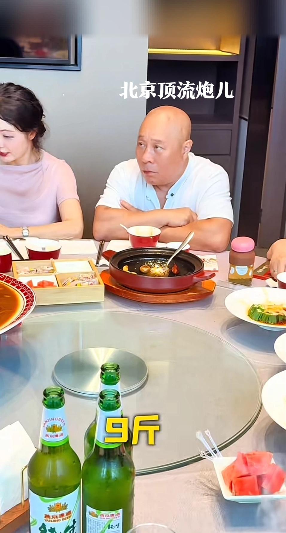 北京宝哥，心眼太多，绵里藏针，特意安排一场高档饭局，摆上了一条价值800元的软中