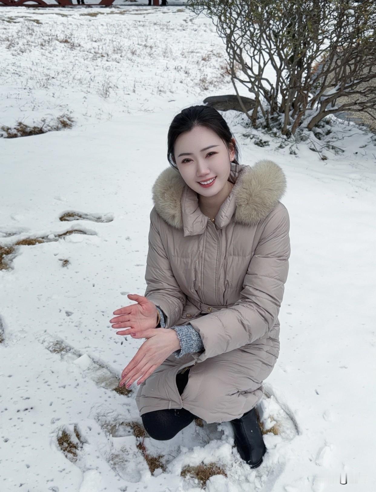 什么样子的女人才是最美的雪后留影雪落的瞬间，美好如期而至，她站在银装素裹的世界里