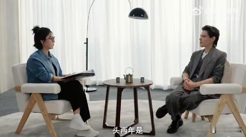 6月16日，向佐接受访谈，聊着聊着向佐突然爆料，自己还有一个同父异母的姐姐，更意