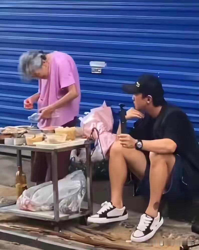 邓超闪现南昌看望一毛钱老奶奶，他不仅送了鲜花礼物给一毛钱老奶奶，还坐在地上与老奶