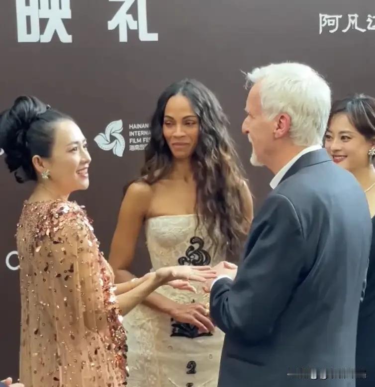 章子怡在阿凡达三首映礼上被吐槽攀高踩低，原因是遇到卡梅隆导演以后，眼里只有这位国