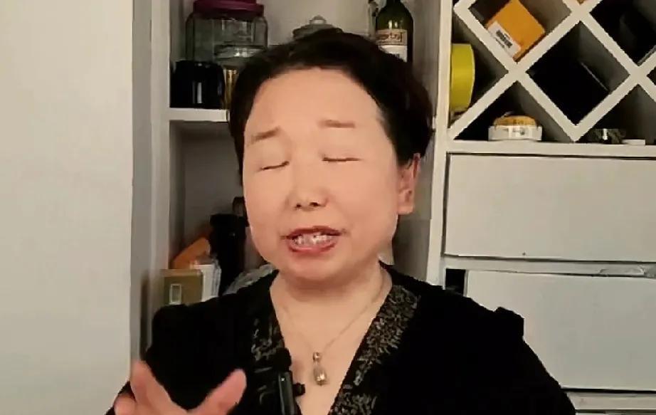 老度说她找不到大象，因为她不敢找。老郭一听到老度又要说关于大象的事，他就急，在一