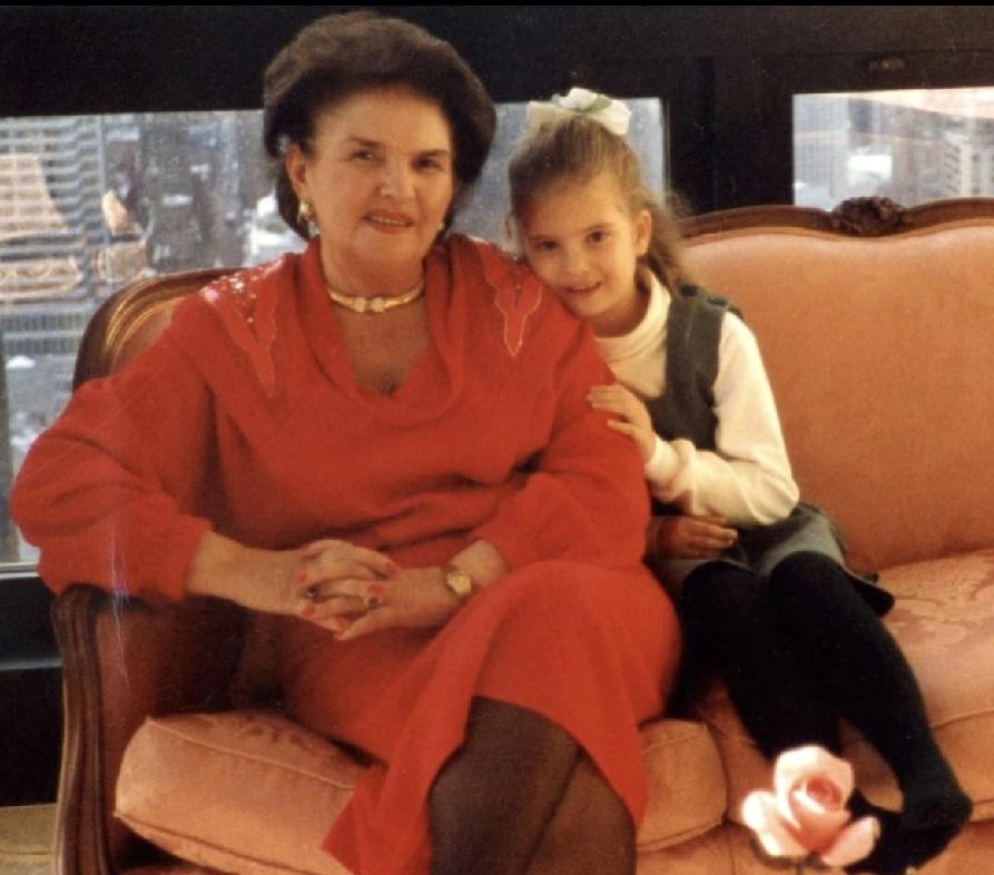 伊万卡的外婆是位高寿之人，伊万卡的妈妈是老人唯一的孩子。伊万卡的妈妈去世后，伊