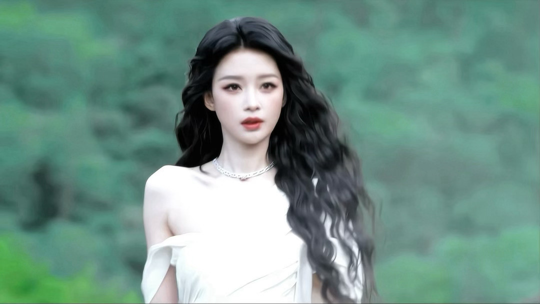 孙怡美晕我了VOGUE红毯的慢镜头直接封神！孙怡一身白裙飘逸灵动，裙摆随风舒展
