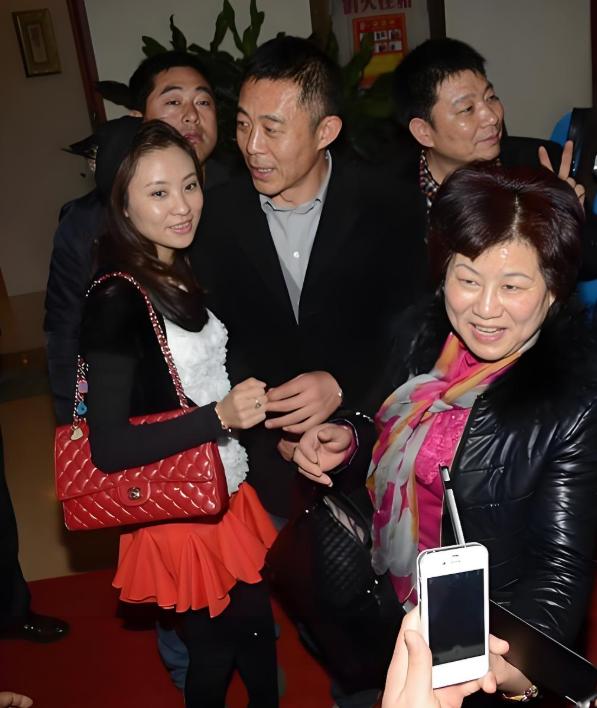 2011年，潘雨辰不顾父母反对，坚持要和刚刚离婚的侯勇结婚。婚后，44岁的侯勇丝