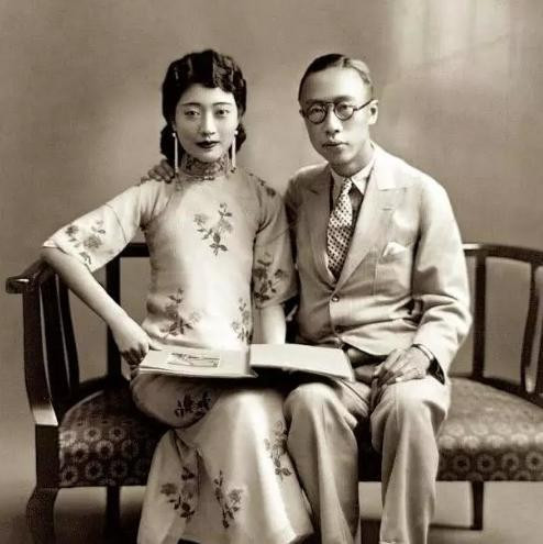 婉容出嫁之时，清王朝已经覆灭，溥仪只是退位的废帝，婉容的家族依旧执意把女儿嫁给他