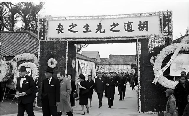 1962年，胡适去世，他的情人韦莲司故意给江冬秀寄去一大箱东西，火冒三丈的江冬秀
