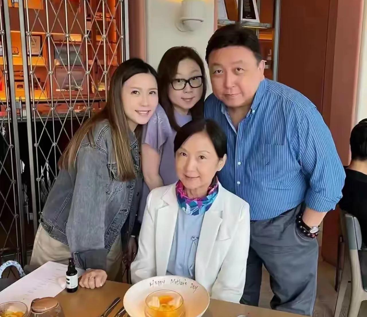 按王晶这样的身家地位，说实话已经很自律了。他老婆也是真能忍，两人20多岁结婚