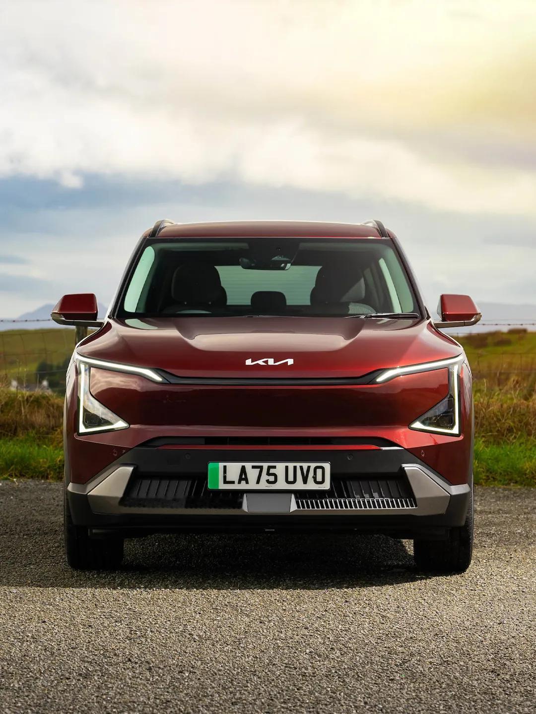 最近，起亚在英国推出2026款EV5Air纯电SUV，搭载81.4千瓦时电池，