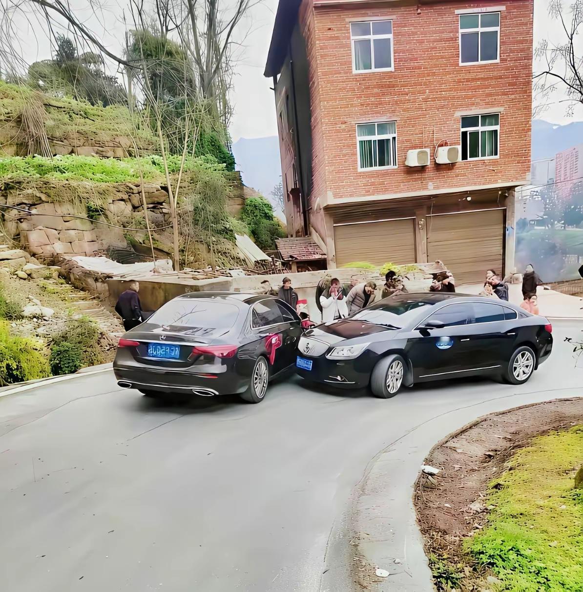 不用看，黑车负全责。