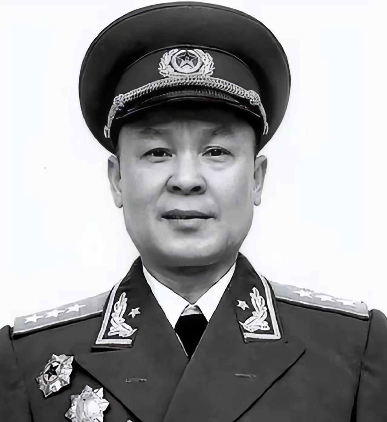 解放战争后期，韦国清已经当上兵团司令员，统领数个纵队作战。一天，纵队政委雷经天来