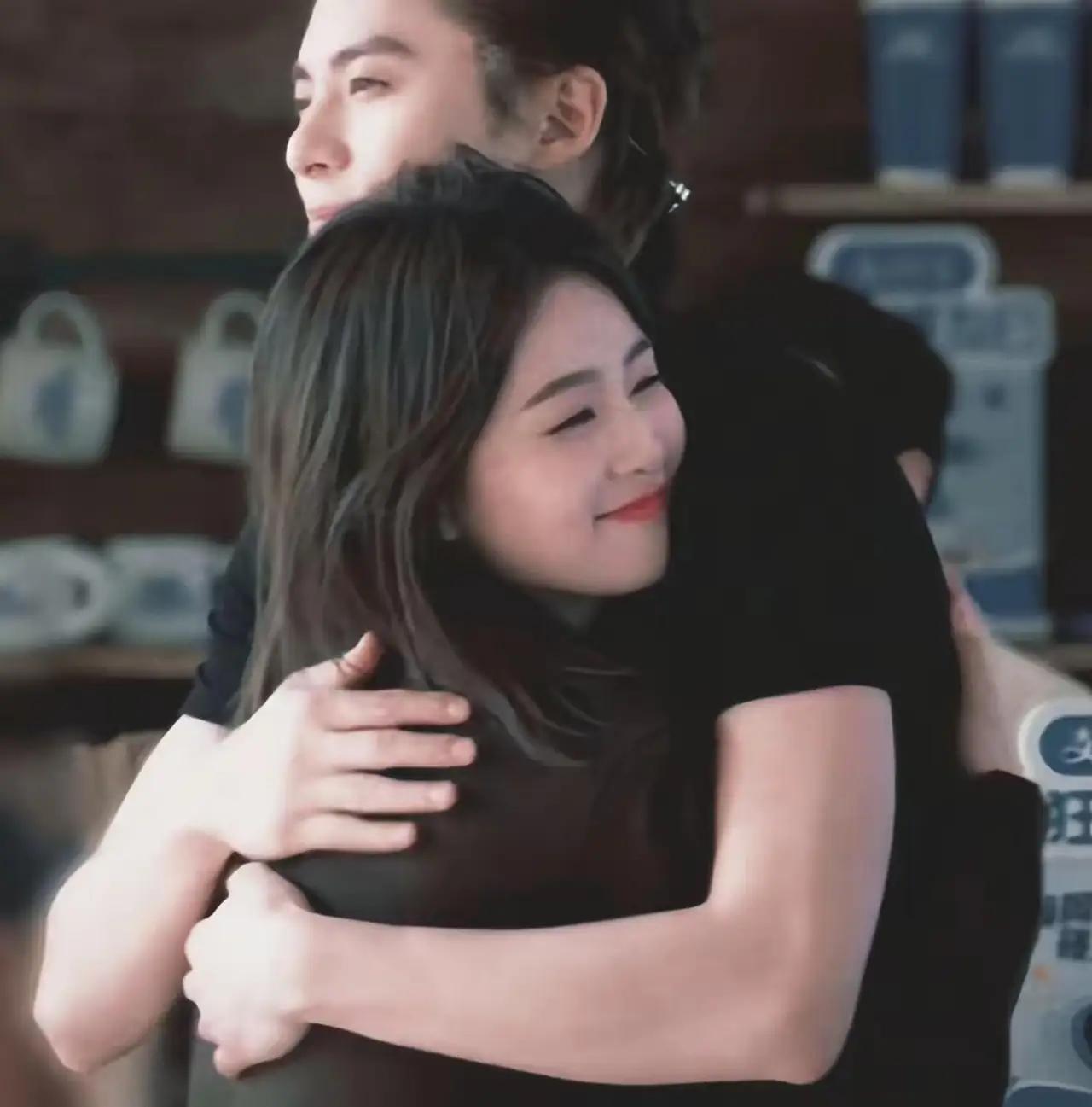 白鹿和王鹤棣是真的超级要好的朋友。从底层来，努力敬业，照顾别人情绪，性格随和大气