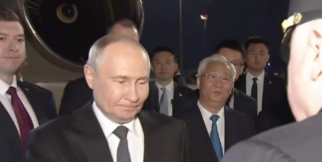 普京回去了，给人一种莫名的伤感……说实话，普京这次访华的一大特点，就是行色
