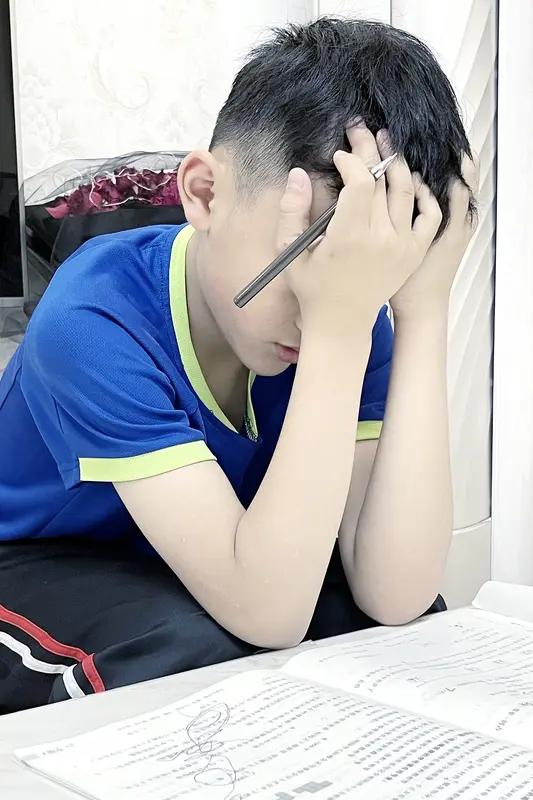 家长辅导孩子作业崩溃，这锅不该只让孩子背。超过九成家长陪写作业情绪崩溃，七成以上