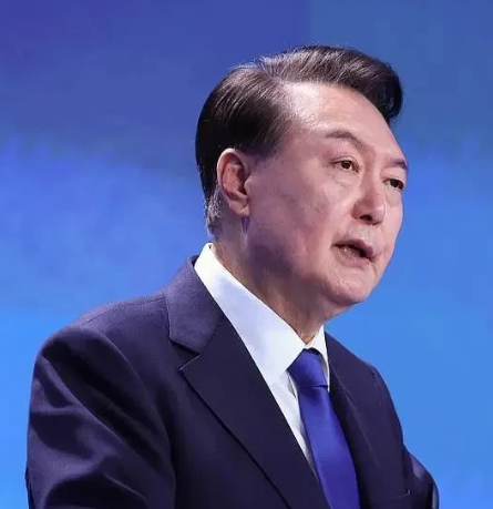 为什么说这次尹锡悦愿意接受调查？台湾教授邱毅直言：尹锡悦如果不出庭就是弱者，韩国