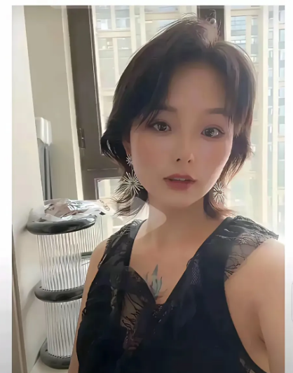 河南平顶山的刘艺文太让人心疼了。她原本活得很精彩，虽是离异单亲妈妈，却开理发店经