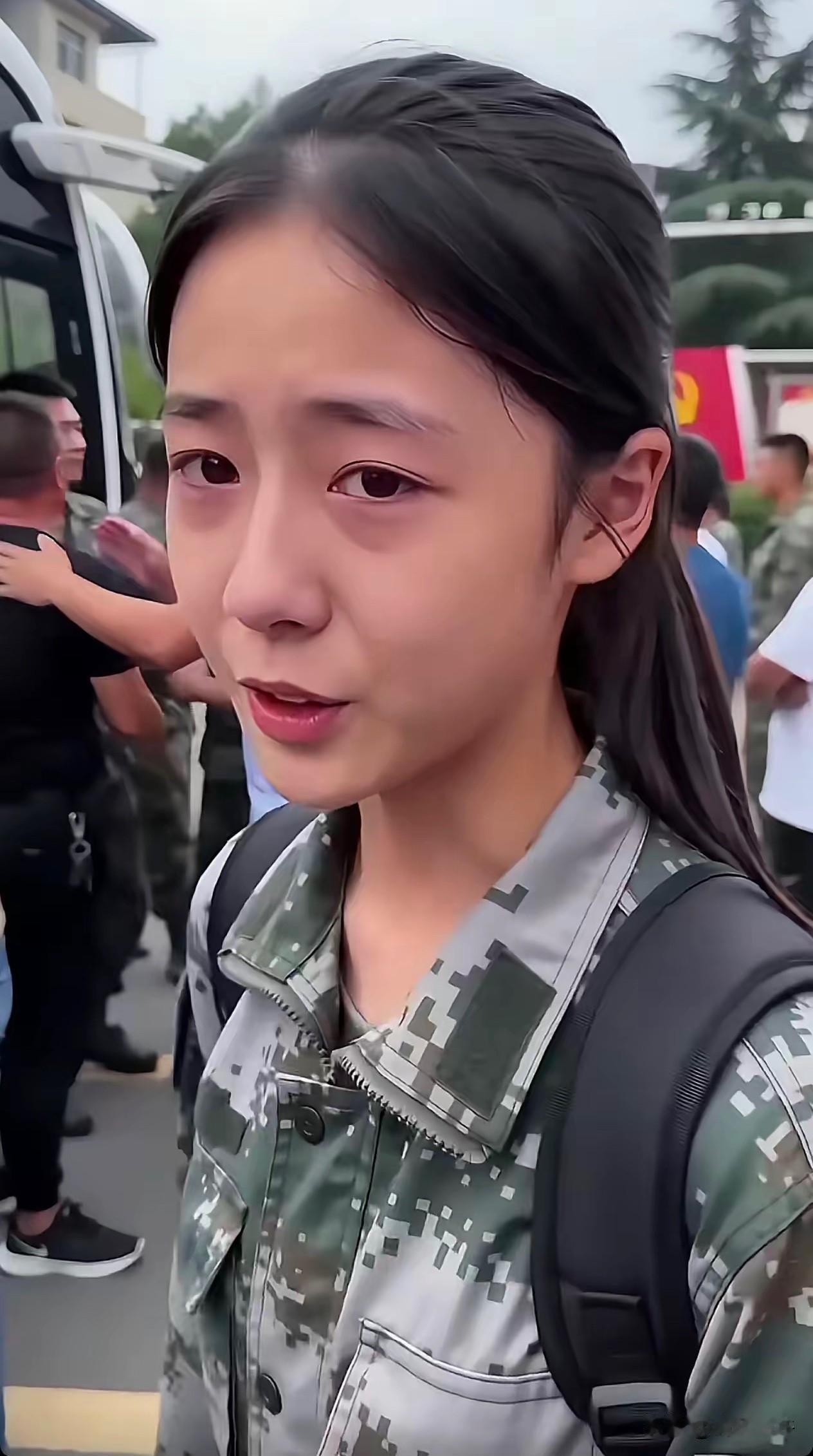 “爸爸妈妈都已经不在了，没有亲人来送我，就我一个人，叔叔阿姨们能为我送上一句加油