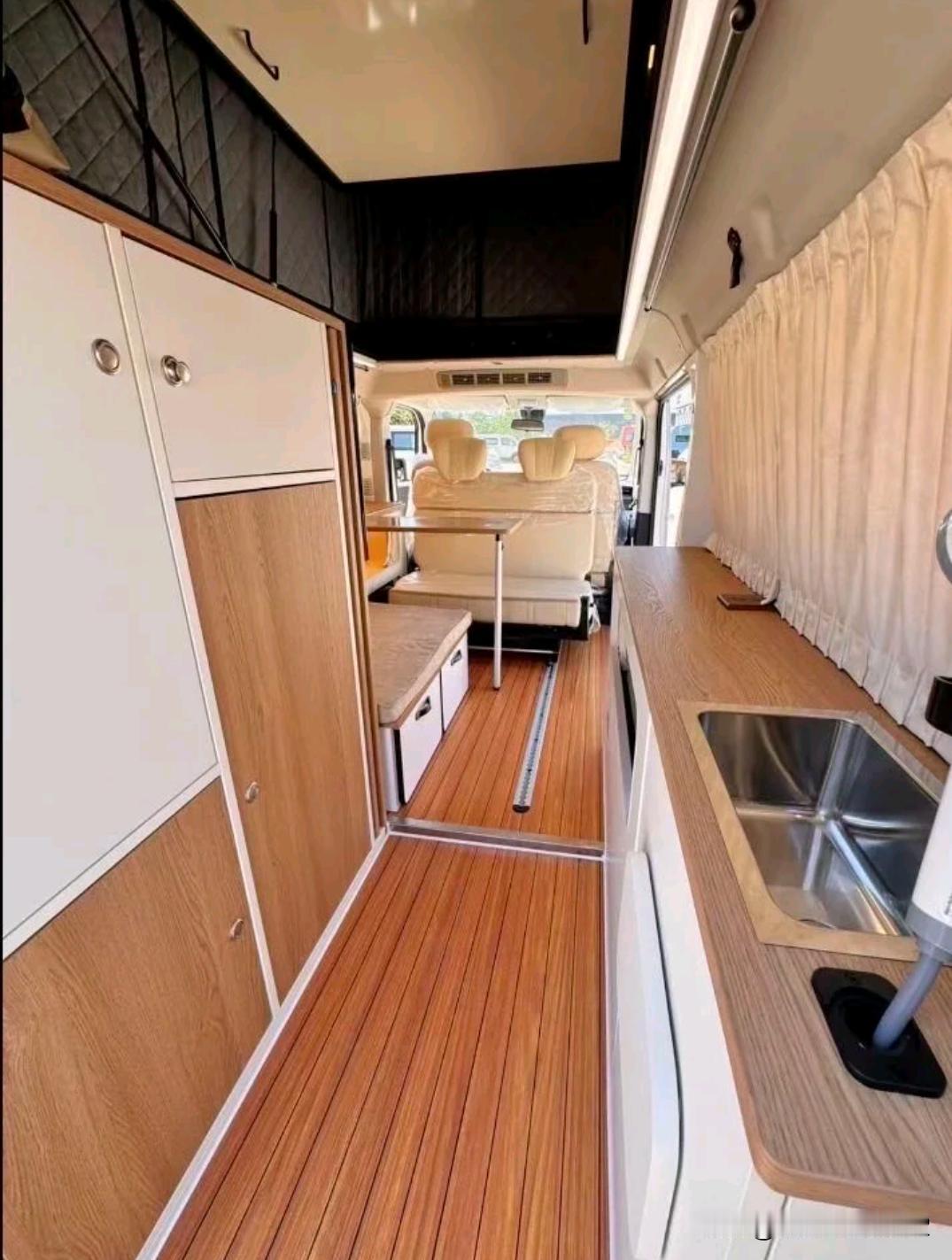 一年中出门旅居不到三个月的普通家庭不建议买宿营车或者房车。如果只是