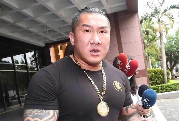 馆长这话够狠！呛国民党缺胆量连立场都不敢明馆长这番话可谓火力全开，直接