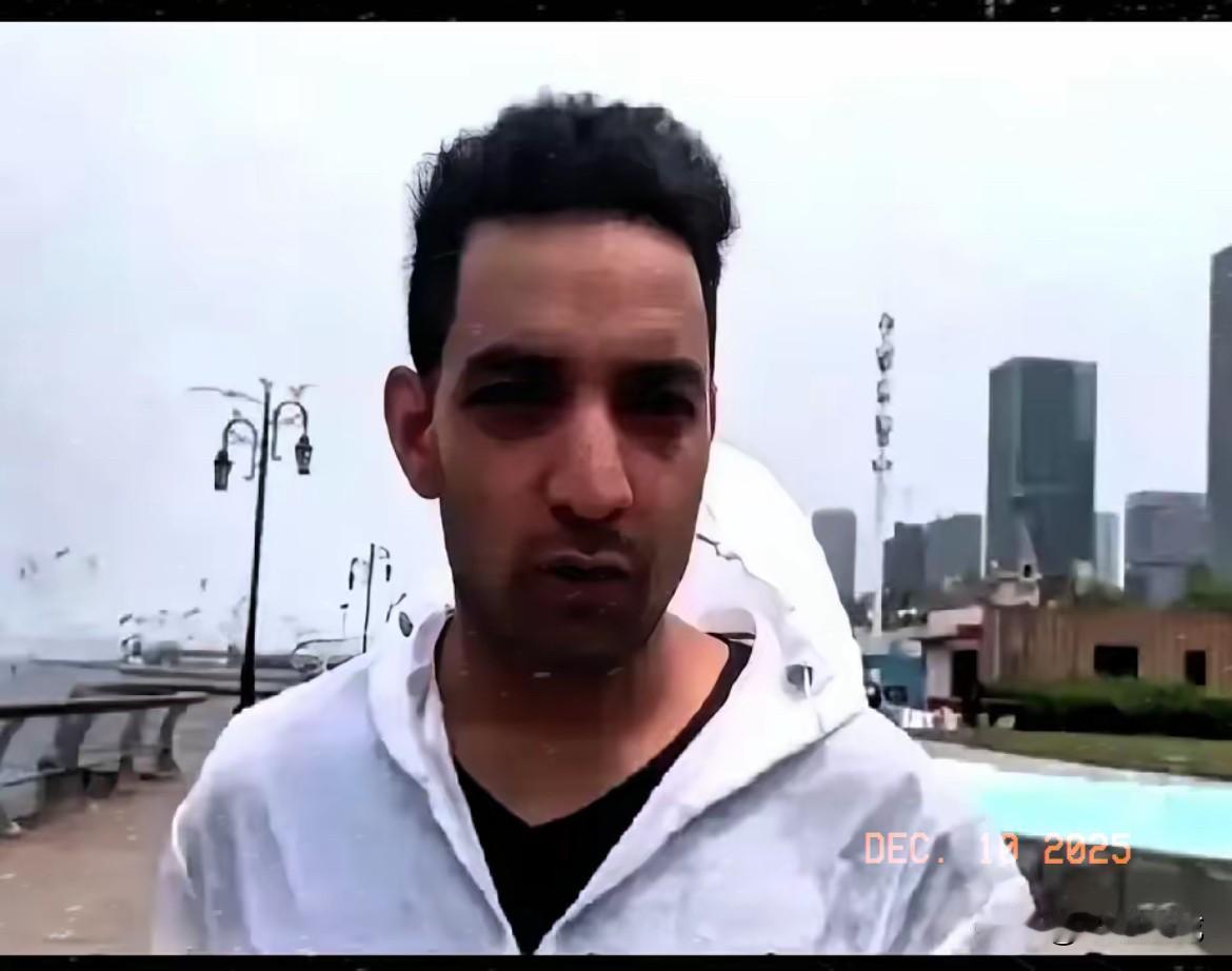 最近有个印度小哥来中国旅游，结果全程摆着一张臭脸，回去就在网上大肆抱怨，说中