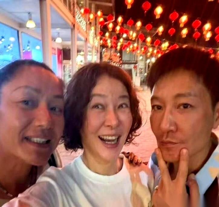 柯蓝和瞿颖，最近在泰国被拍到了。照片里，两个人一人顶着个草帽，趿拉着拖鞋，在夜