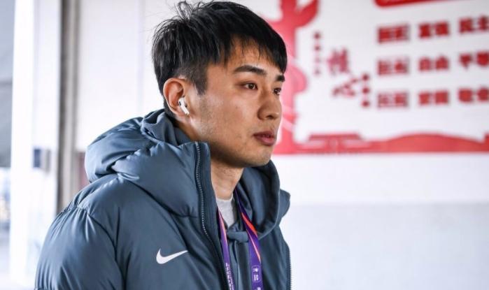 国安近期联赛三场仅拿1分，争冠形势急转直下。主帅塞蒂恩固执的三中卫阵型成了众矢之