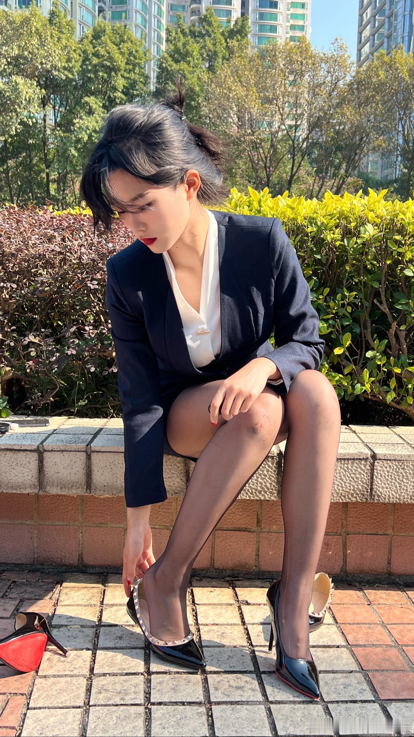 高跟鞋与平底鞋哪个更适合职业装？